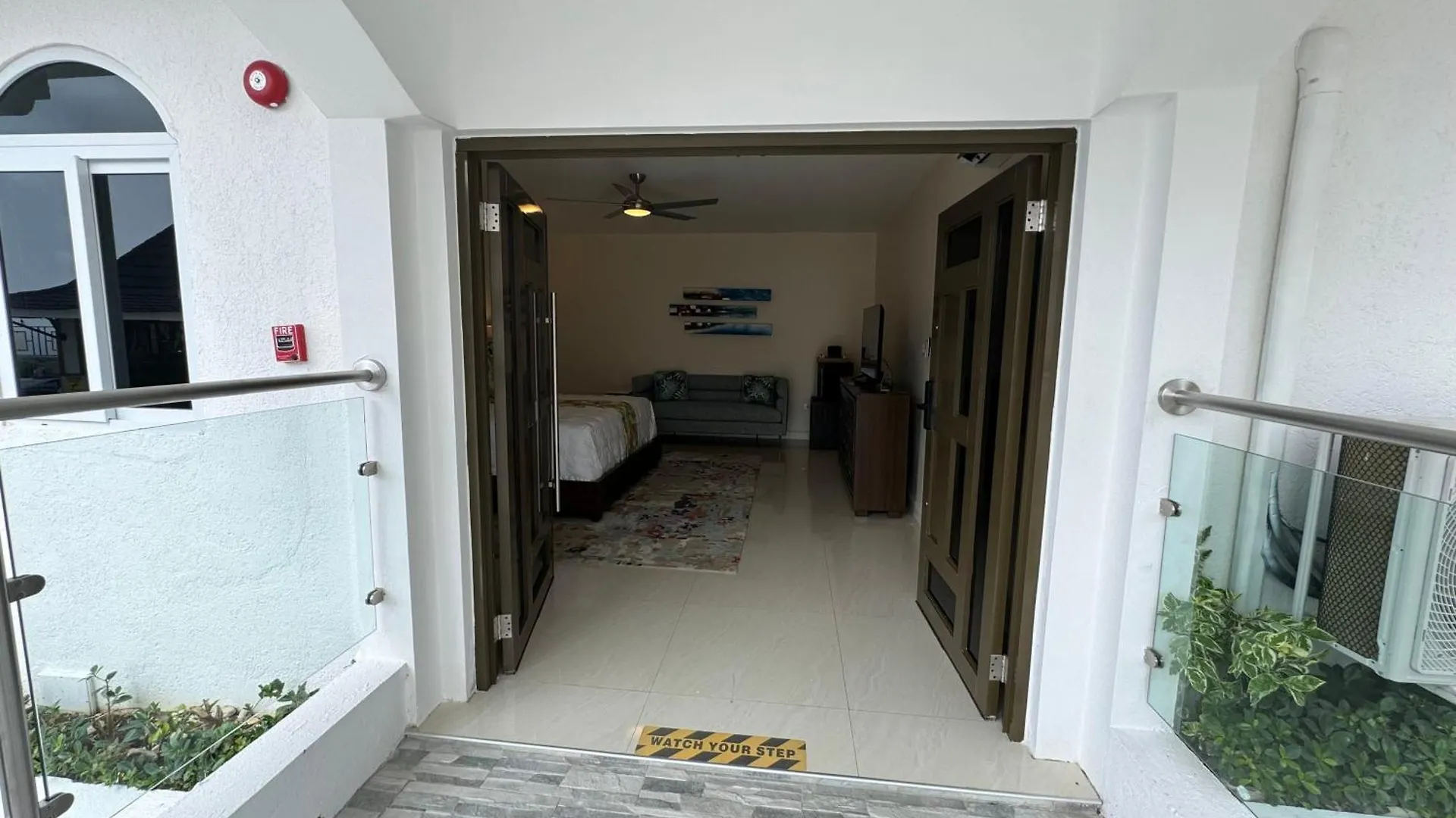 Hospitality Expert Bts 8 - Pool Beach & Bar Montego Bay