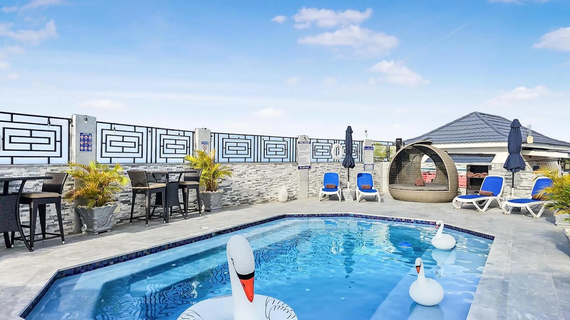 Hospitality Expert Bts 8 - Pool Beach & Bar Montego Bay Jamaica