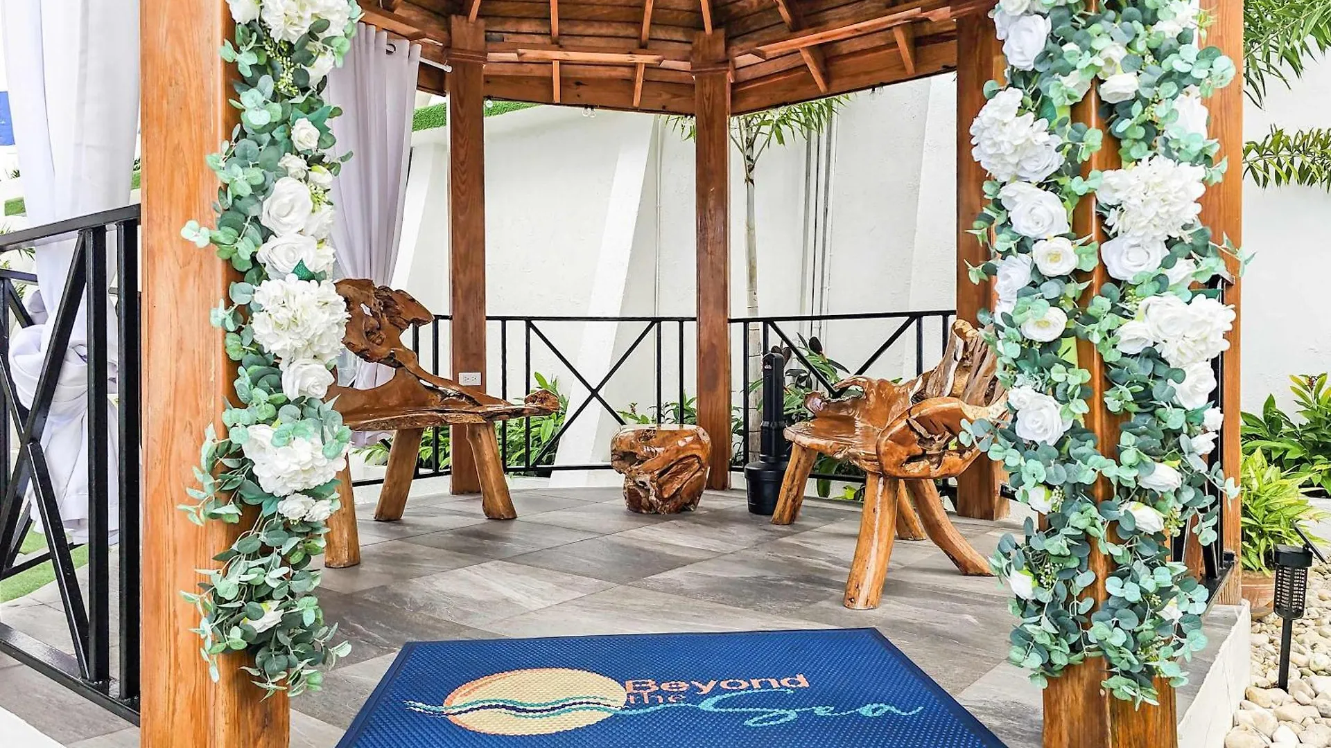 Hospitality Expert Bts 8 - Pool Beach & Bar Montego Bay Inn