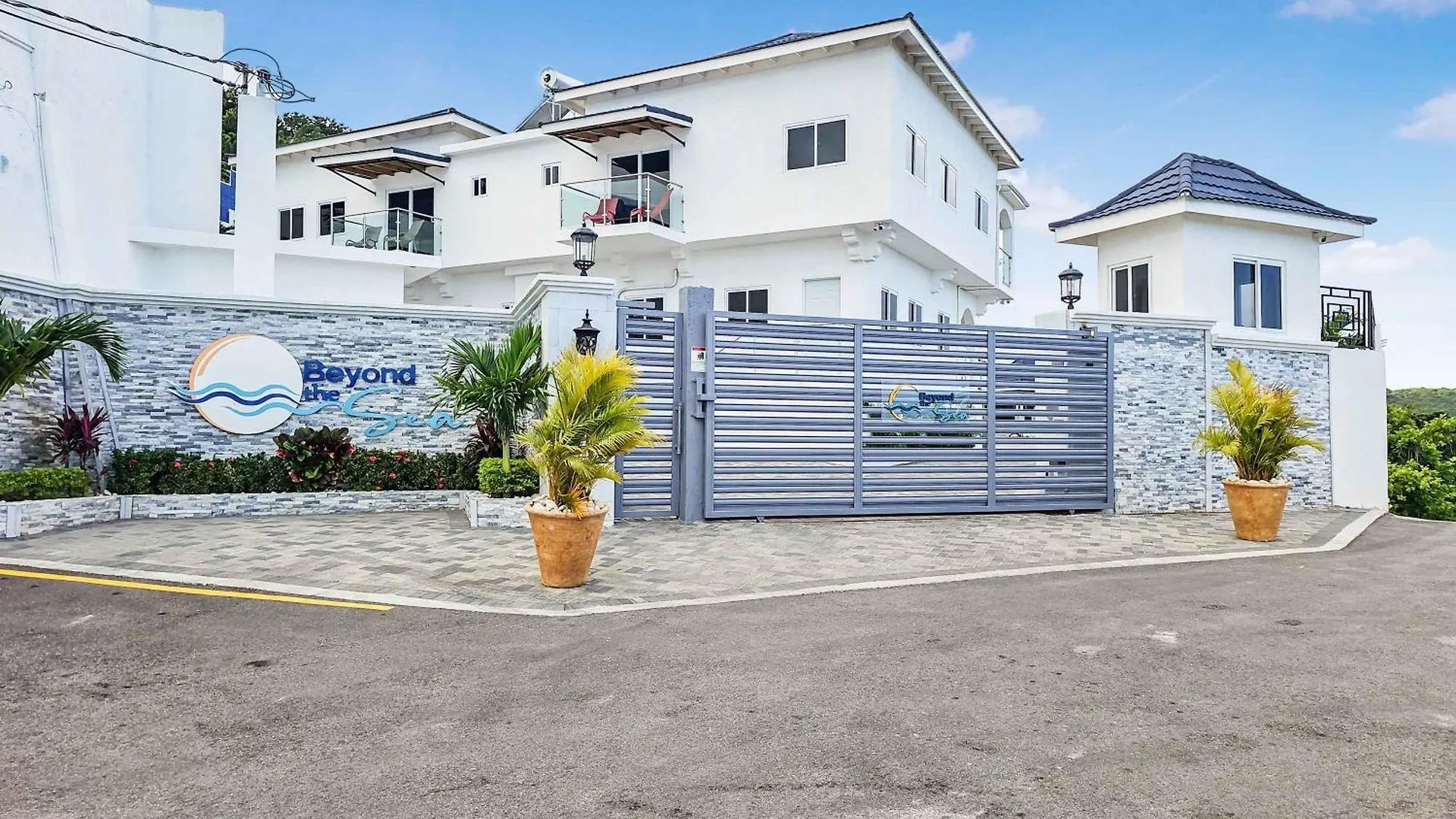 Hospitality Expert Bts 8 - Pool Beach & Bar Montego Bay