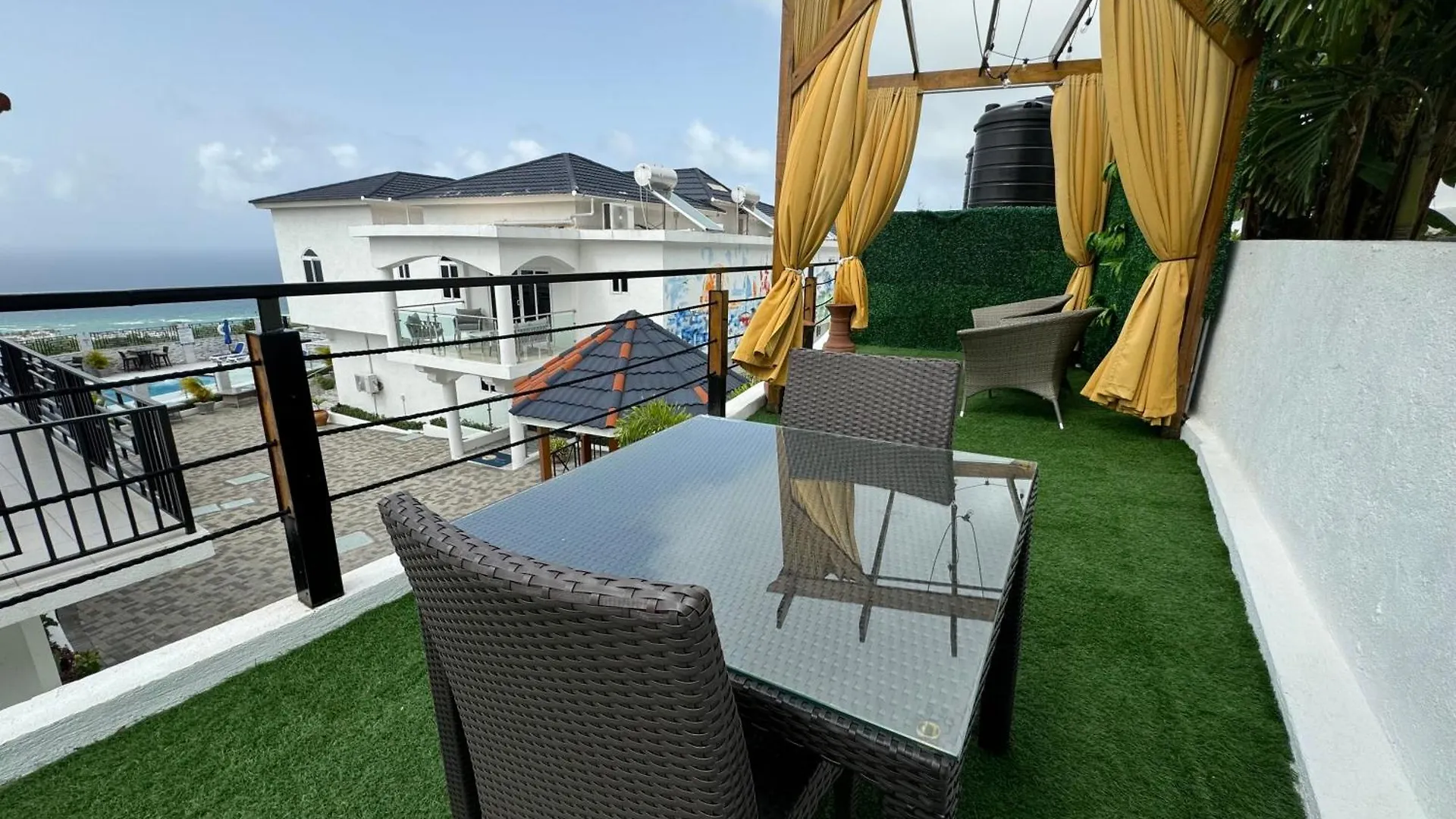 Hospitality Expert Bts 8 - Pool Beach & Bar Montego Bay Jamajka